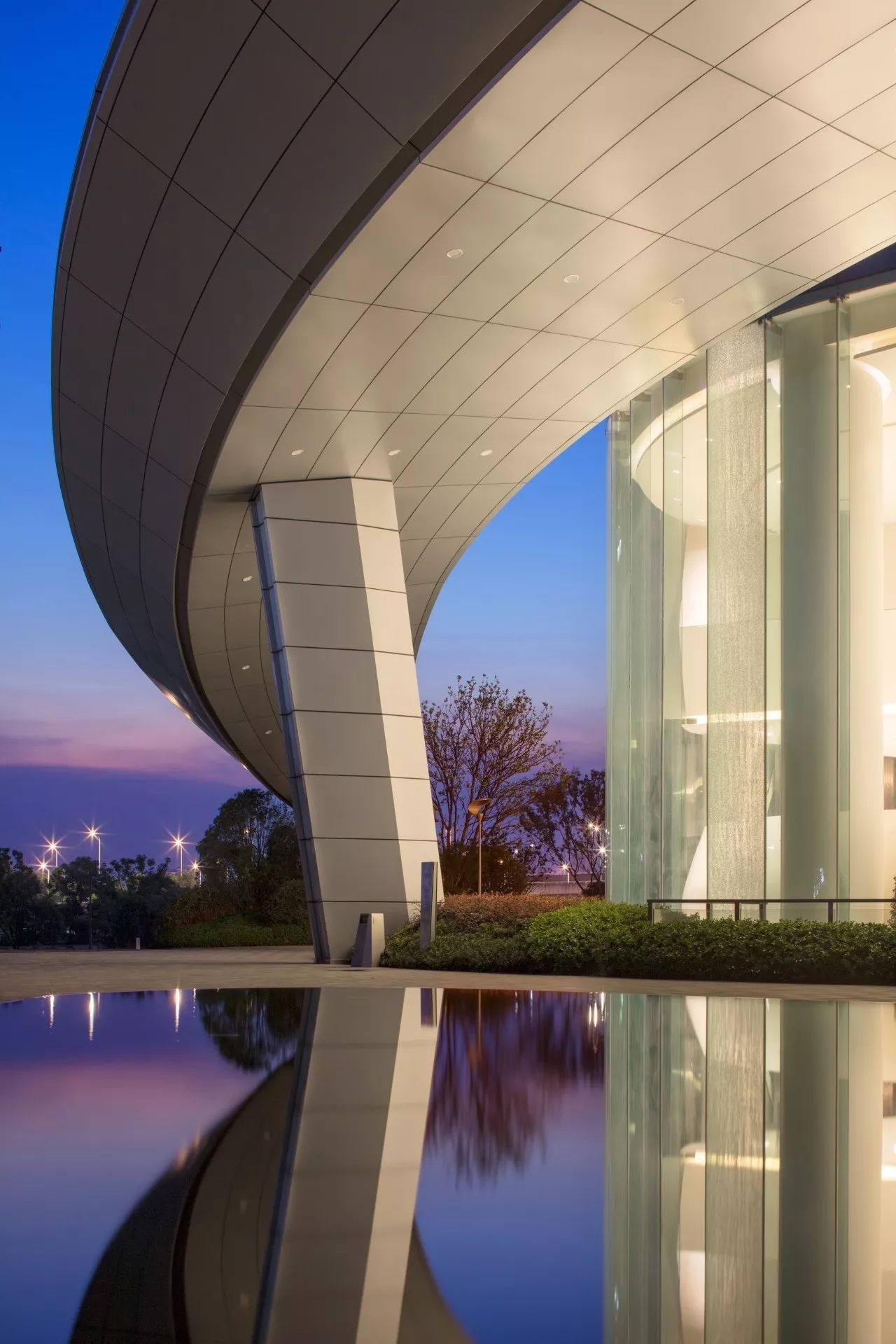 南昌新力中心塔楼直接落地，无裙房