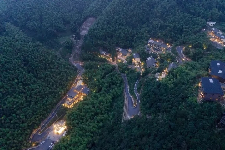 裸心堡选取了轻质结构、切合山地的吊脚楼结构