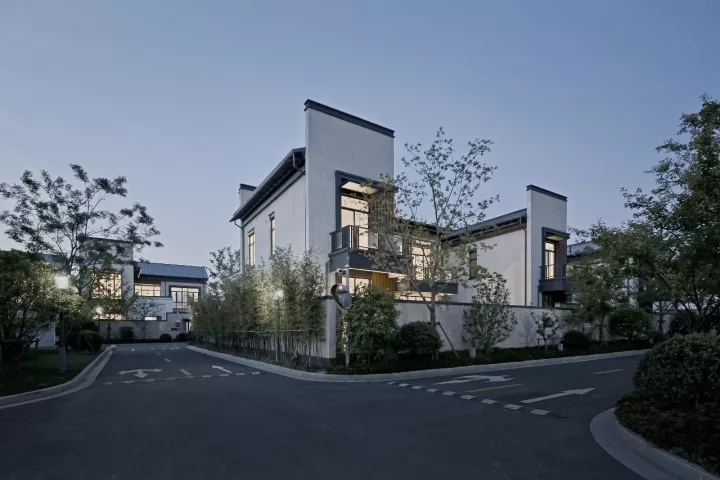 院内景观对公共区域可见，但并不滋扰使用者的私密需要