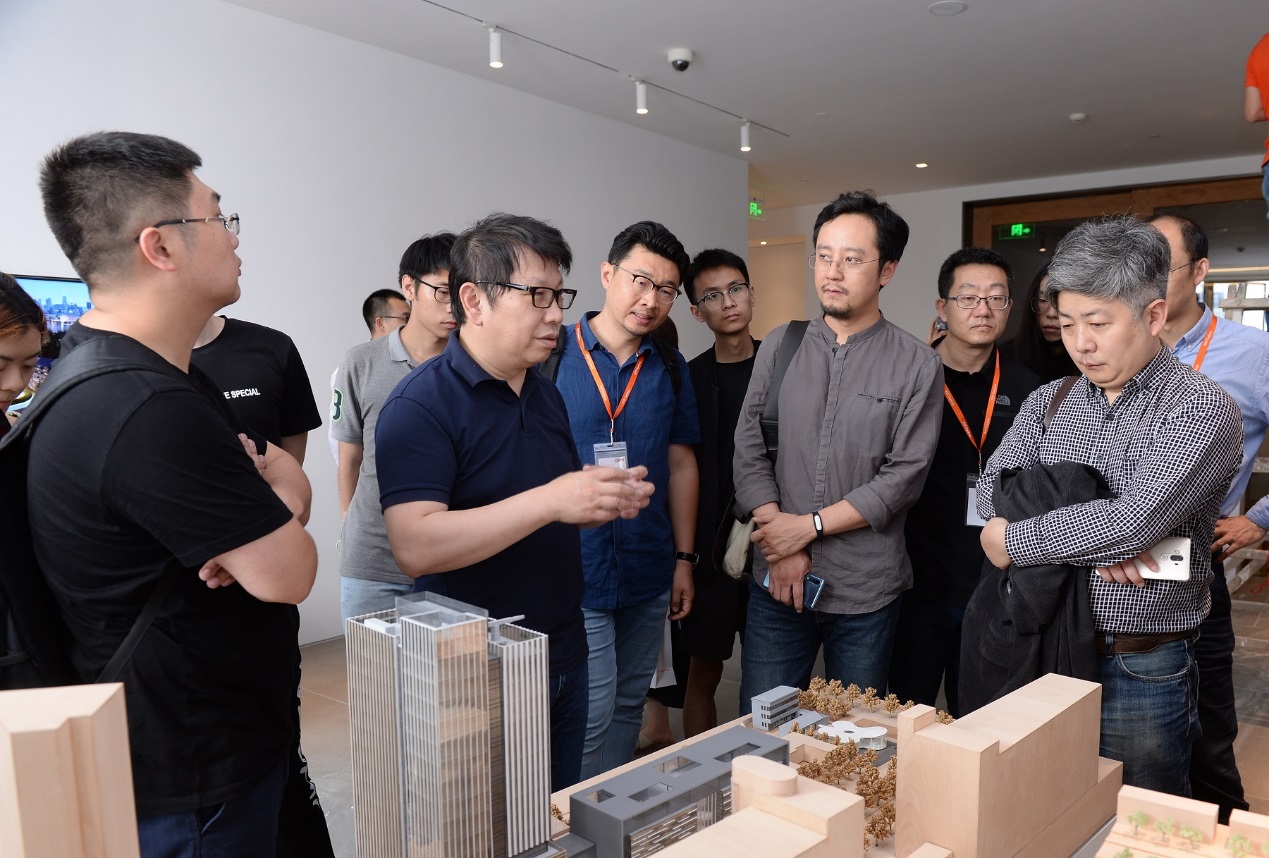 来访结合毕业设计高校师生参观k8凯发办公空间