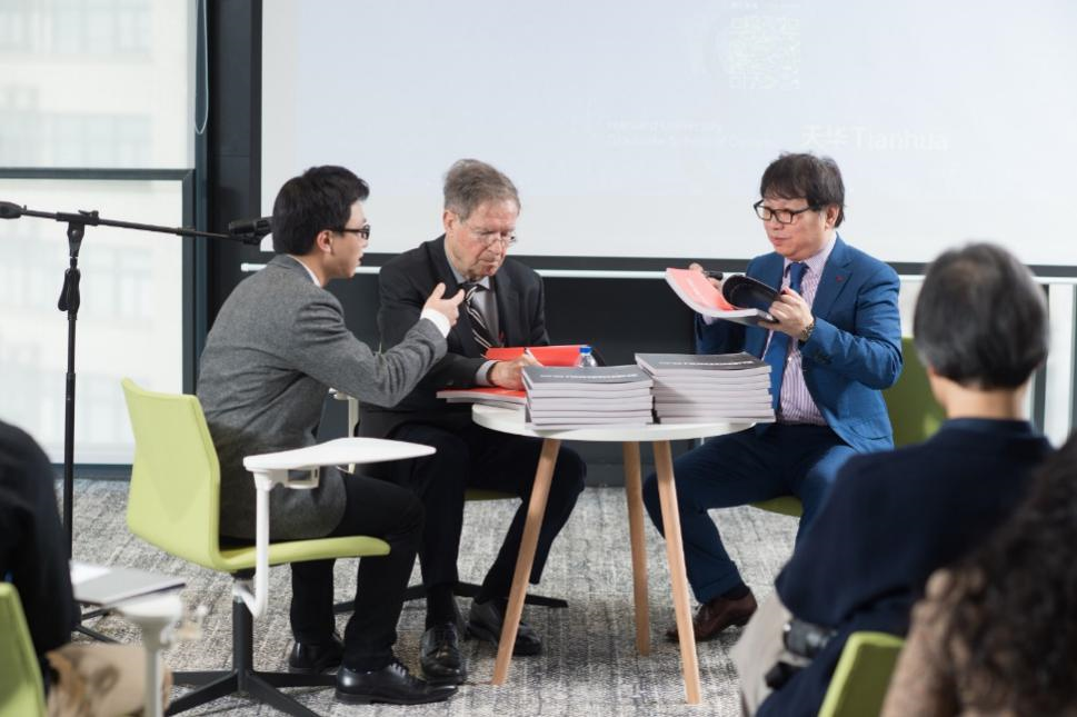 哈佛布斯克茨教授、杨丁亮教员与k8凯发集团总构筑师黄向明现场书籍签发